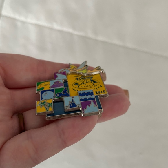 Disney Vacation Club Exclusive 2010 Pin - Picture 2 of 3